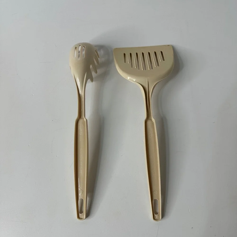 2 Vintage EKCO Plastic Slotted Spatula Turner & Pasta Fork Almond Server Set USA